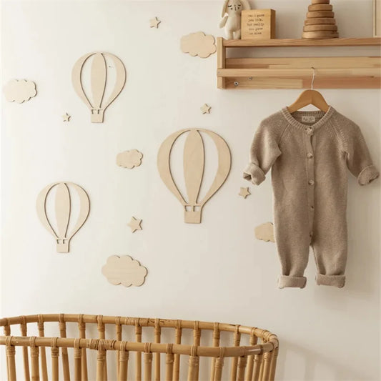 Décoration murale Céleste avec ballons et étoiles en bois
